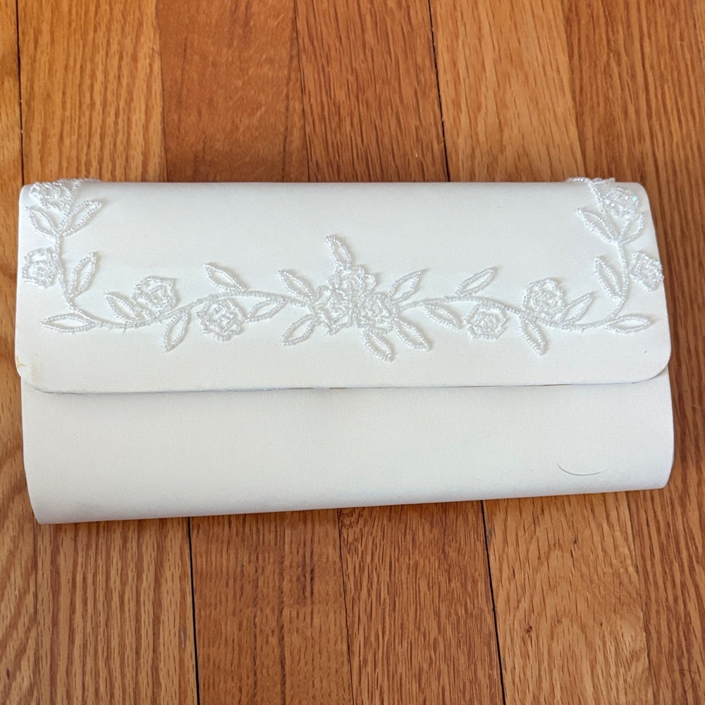 Valerie Stevens Elegant Embroidered Floral Clutch, White